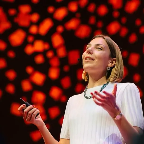 Romy Eskens giving a public talk